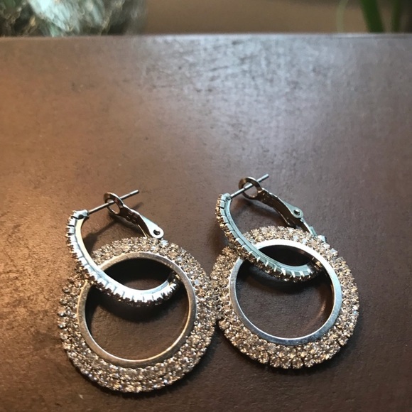 Beautiful Silver plated round crystals Earrings 🌺 - Picture 3 of 8